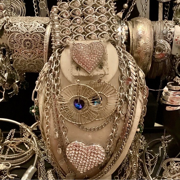 4 LBS Vintage jewelry lot - Picture 7 of 9